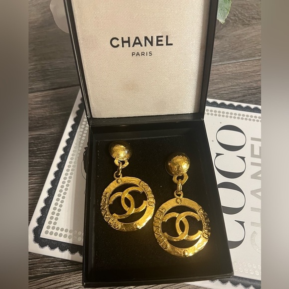 RARE! Chanel Vintage XL Gold Chanel Paris CC Logo Dangle Clip On Earrings - Picture 2 of 9